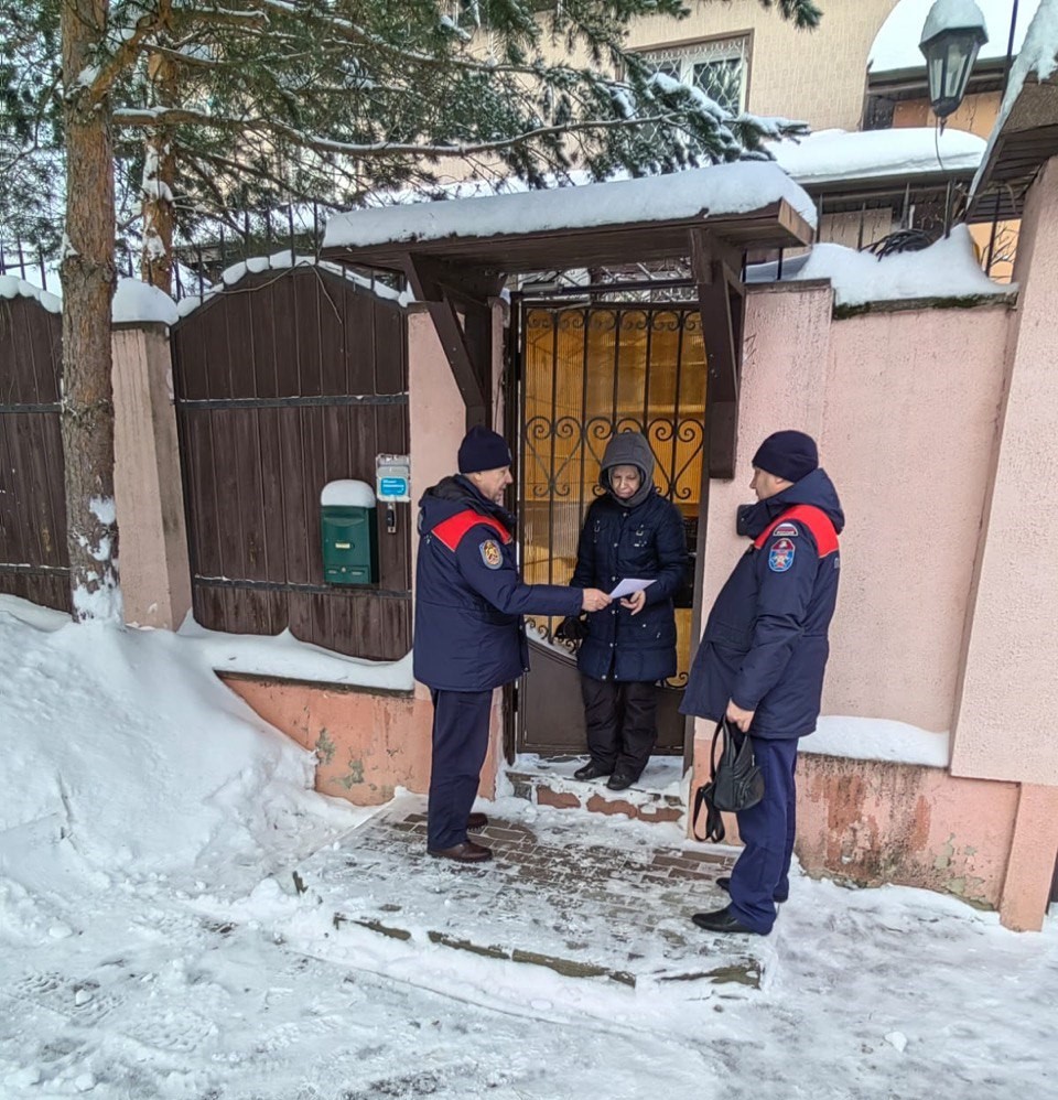 Жителям частного сектора напомнили о пожарной безопасности зимой