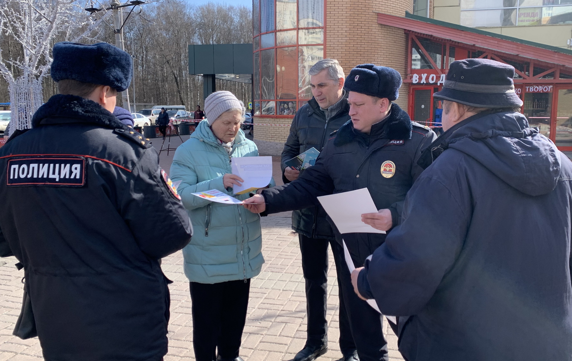 Участковые уполномоченные Новой Москвы и представитель ОС при Управлении провели профилактические беседы с гражданами