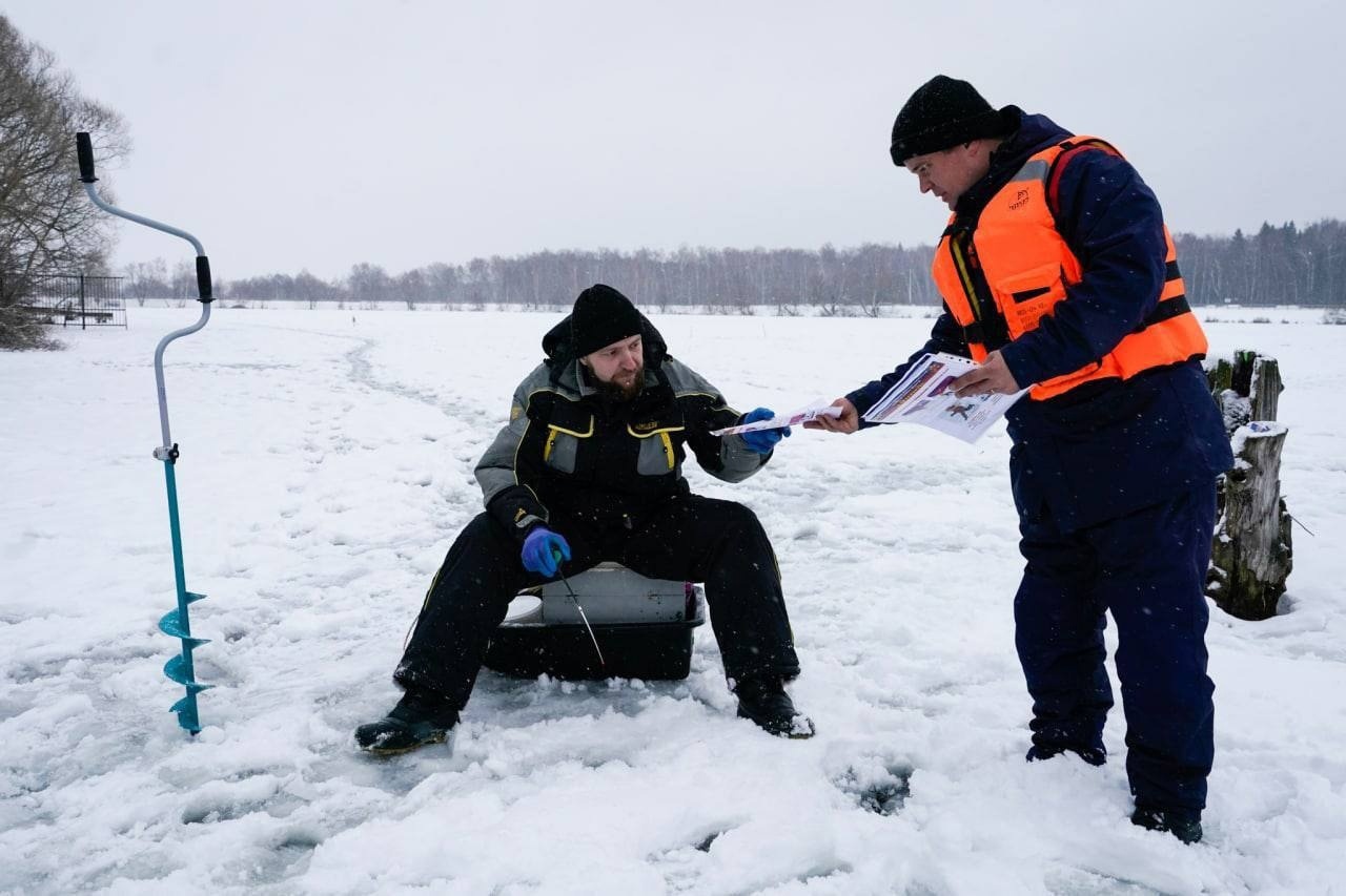 Московские спасатели предупреждают любителей зимней рыбалки об опасности весеннего льда