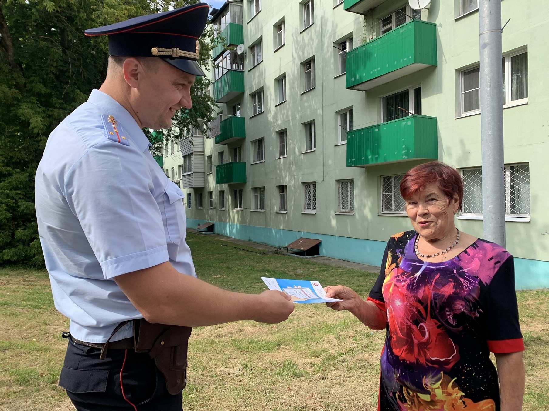 Заместитель председателя Общественного совета при УВД по ТиНАО ГУ МВД по г. Москве совместно с участковым уполномоченным полиции провели профилактические беседы с гражданами