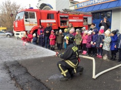 Первоклашки впервые в гостях у пожарных